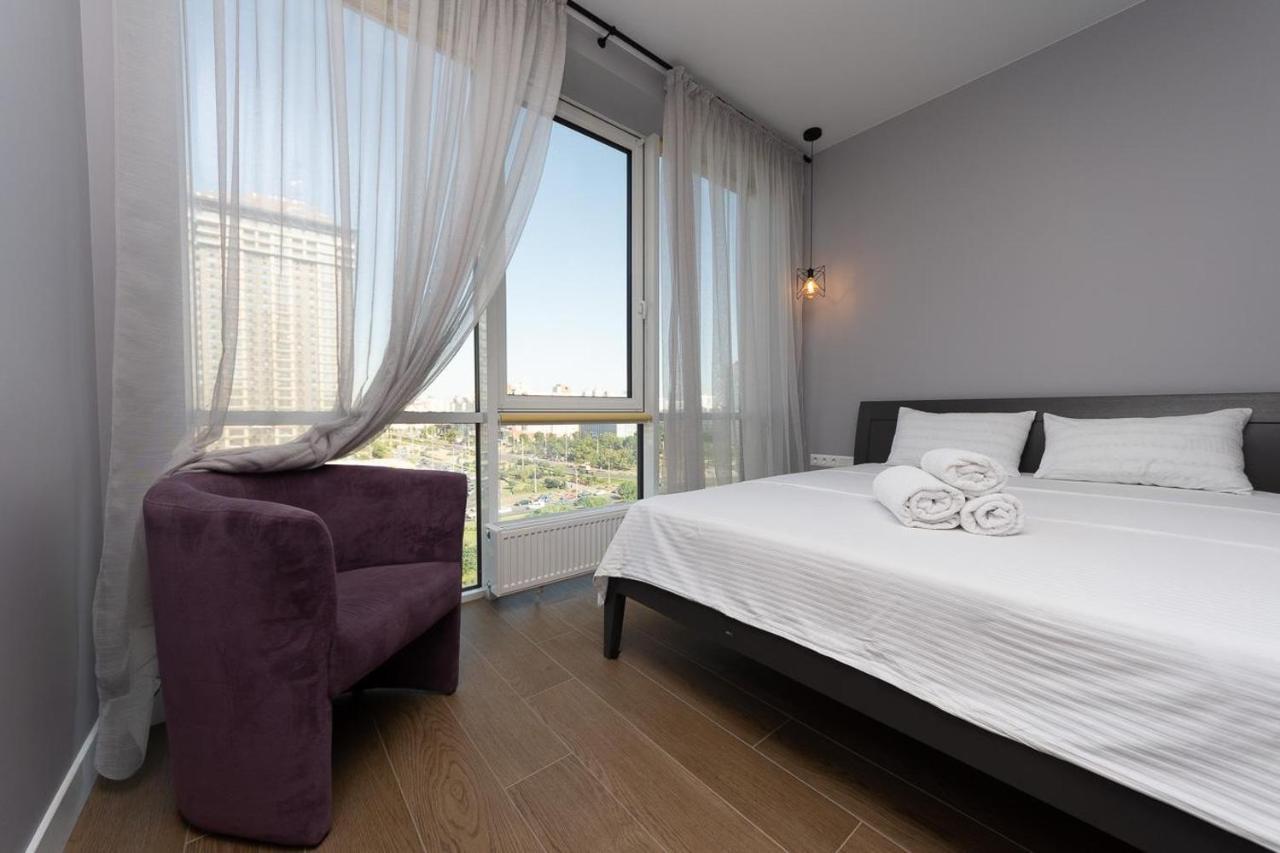 Stylish Panoramic Apartments. Smartplaza. Metro Minskaya Апартаменти Київ